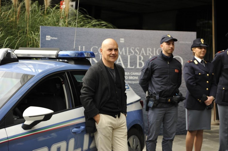 Nella foto il "commissario Montalbano" a fianco di una vera auto della polizia e di veri poliziotti